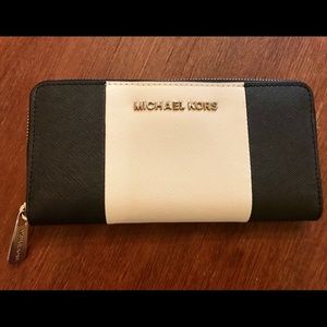 🔥Sale! NWOT Michael Kors Wallet + FREE GIFT 🎁